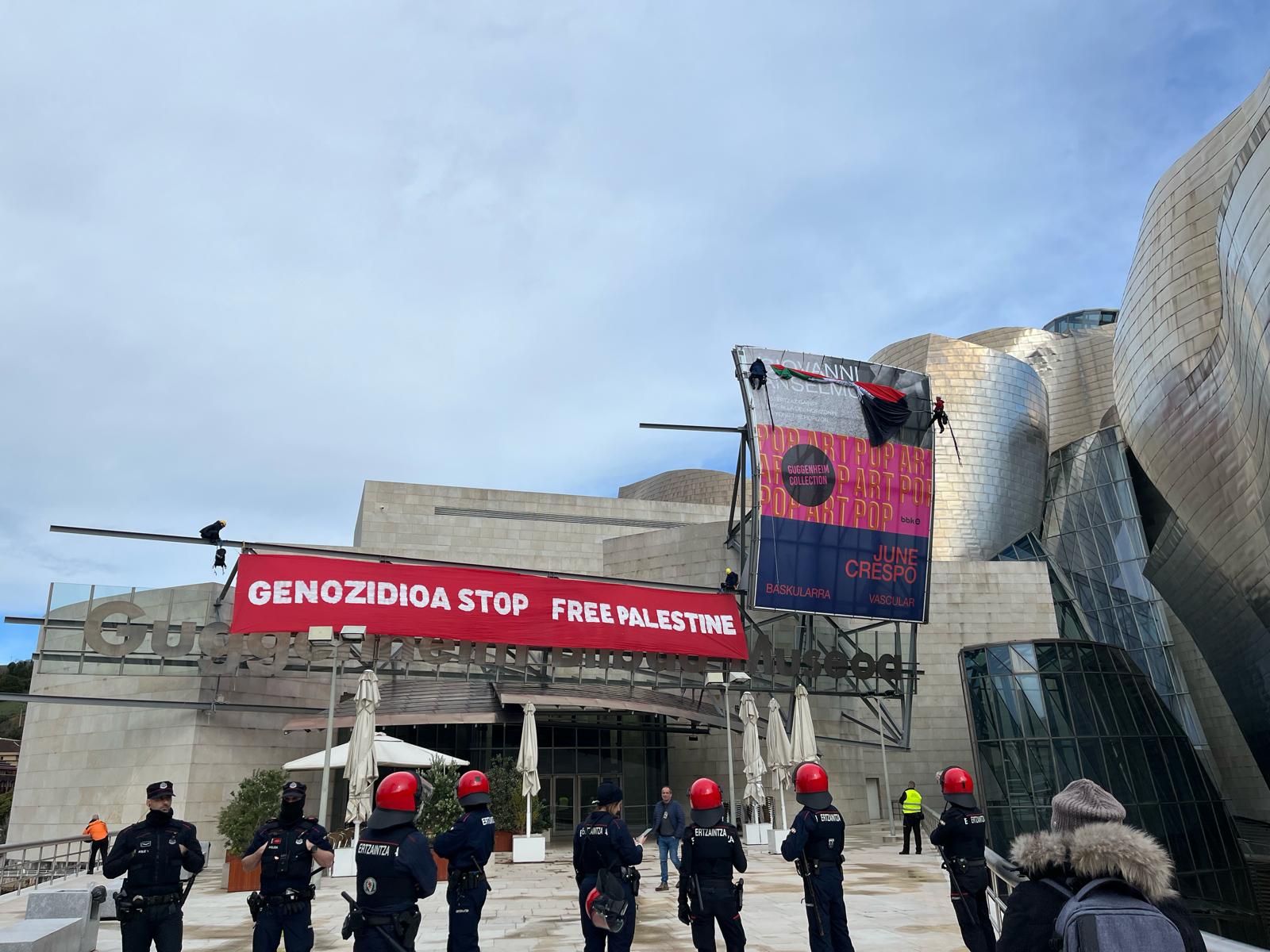 Cinco personas se suben al Museo Guggenheim Bilbao para colocar una lona propalestina