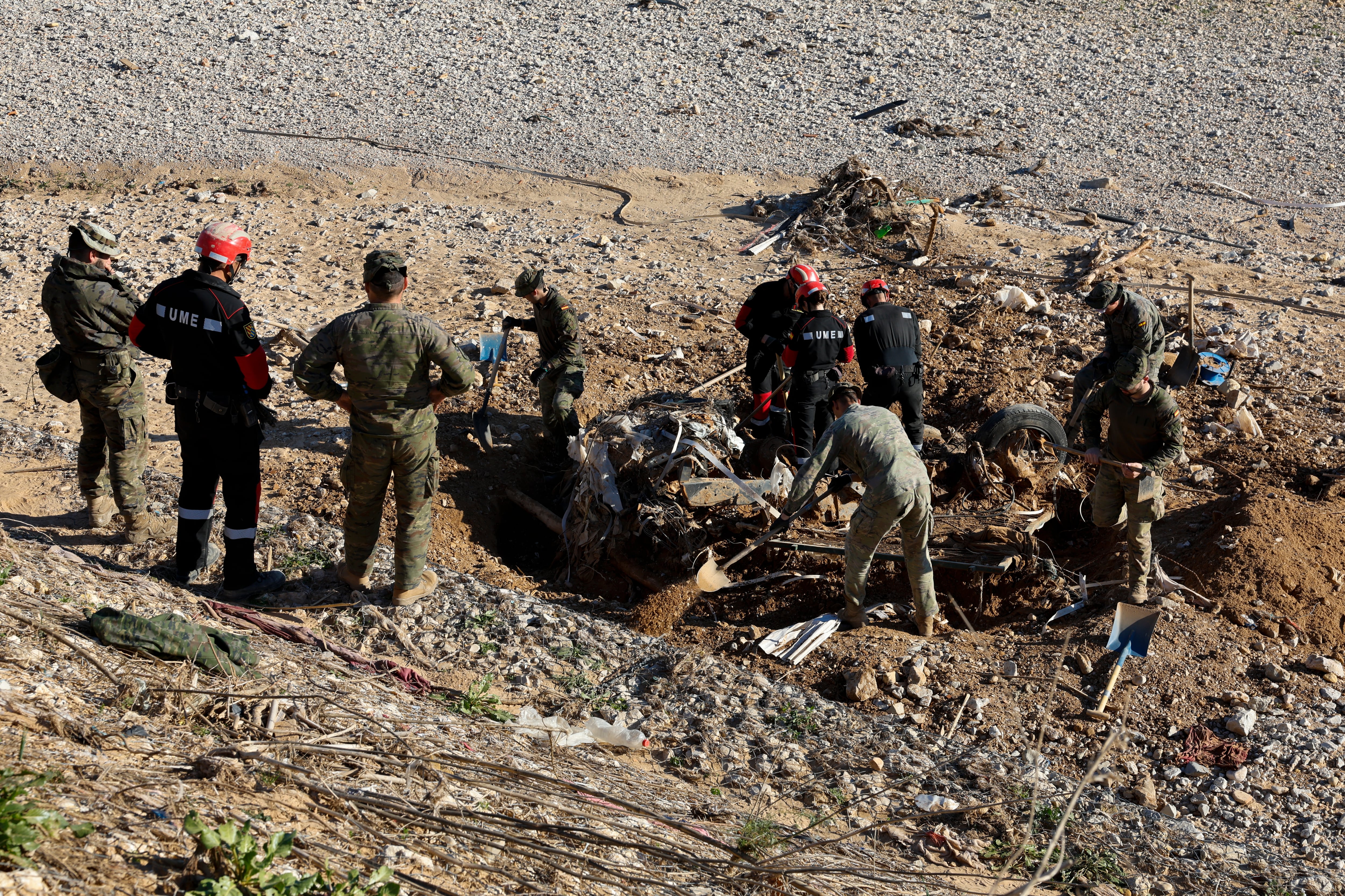 Un grupo de militares desentierra un vehículo en el Barranco del Poyo