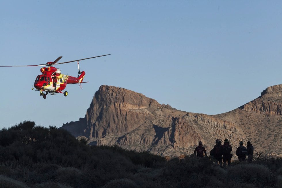 Tres helicópteros del Grupo de Emergencias y Salvamento (GES) del Gobierno de Canarias y otro de la Guardia Civil participan en la evacuación de las más de 70 personas que ocupaban el Teleférico de El Teide, para lo que además se ha activado a la Unidad M