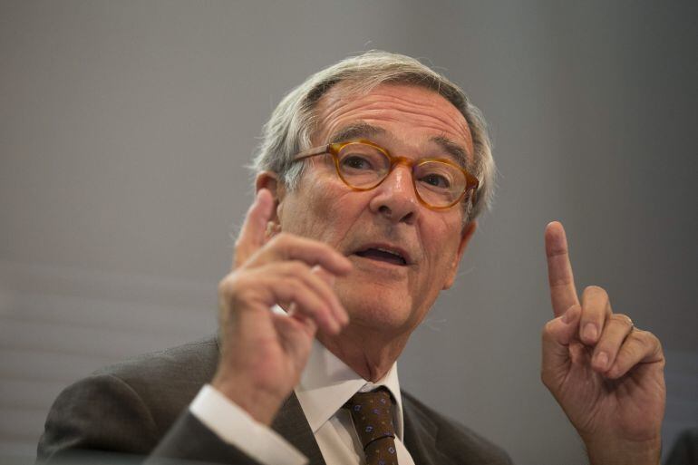 GRA103. BARCELONA, 27/10/2014.- El alcalde de Barcelona, Xavier Trias, durante una rueda de prensa que ha ofrecido hoy, en la que ha negado tener dinero oculto en Andorra, tal y como informa el diario El Mundo, y ha anunciado que se querellará hoy mismo contra esta cabecera por publicar lo que considera "la falsedad más grande" que ha escuchado en su vida. EFE/Alejandro García