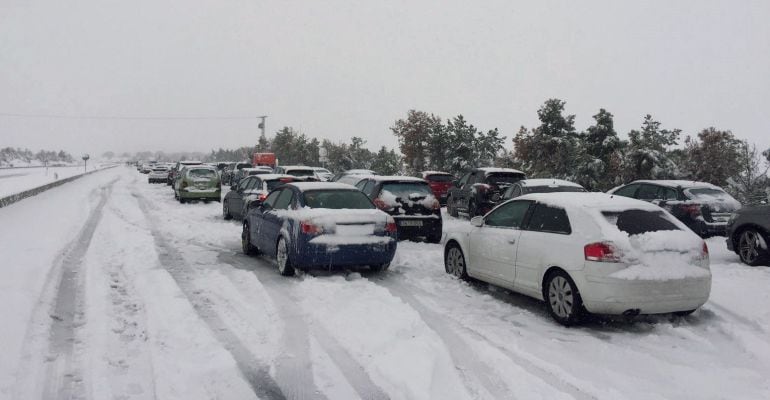 Familias atrapadas en sus coches por la nevada en la AP-6 pasaron la noche en sus coches a la espera de que las máquinas quitanieve pudieran desbloquear las vías.