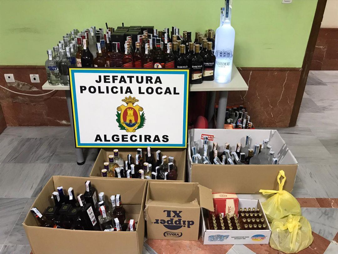 Botellas requisadas por la Policía.