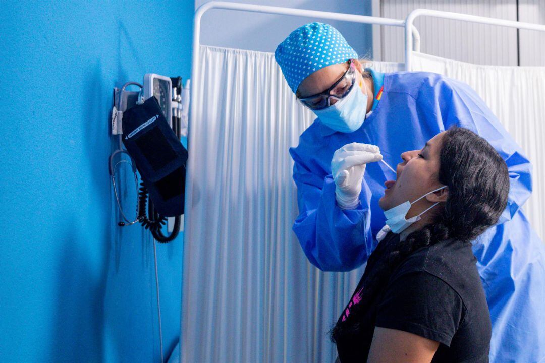 Un sanitario realiza un test de Covid