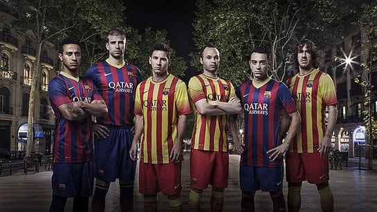 Thiago, Piqué, Messi, Iniesta, Xavi y Puyol posan con la nueva camiseta del FC Barcelona