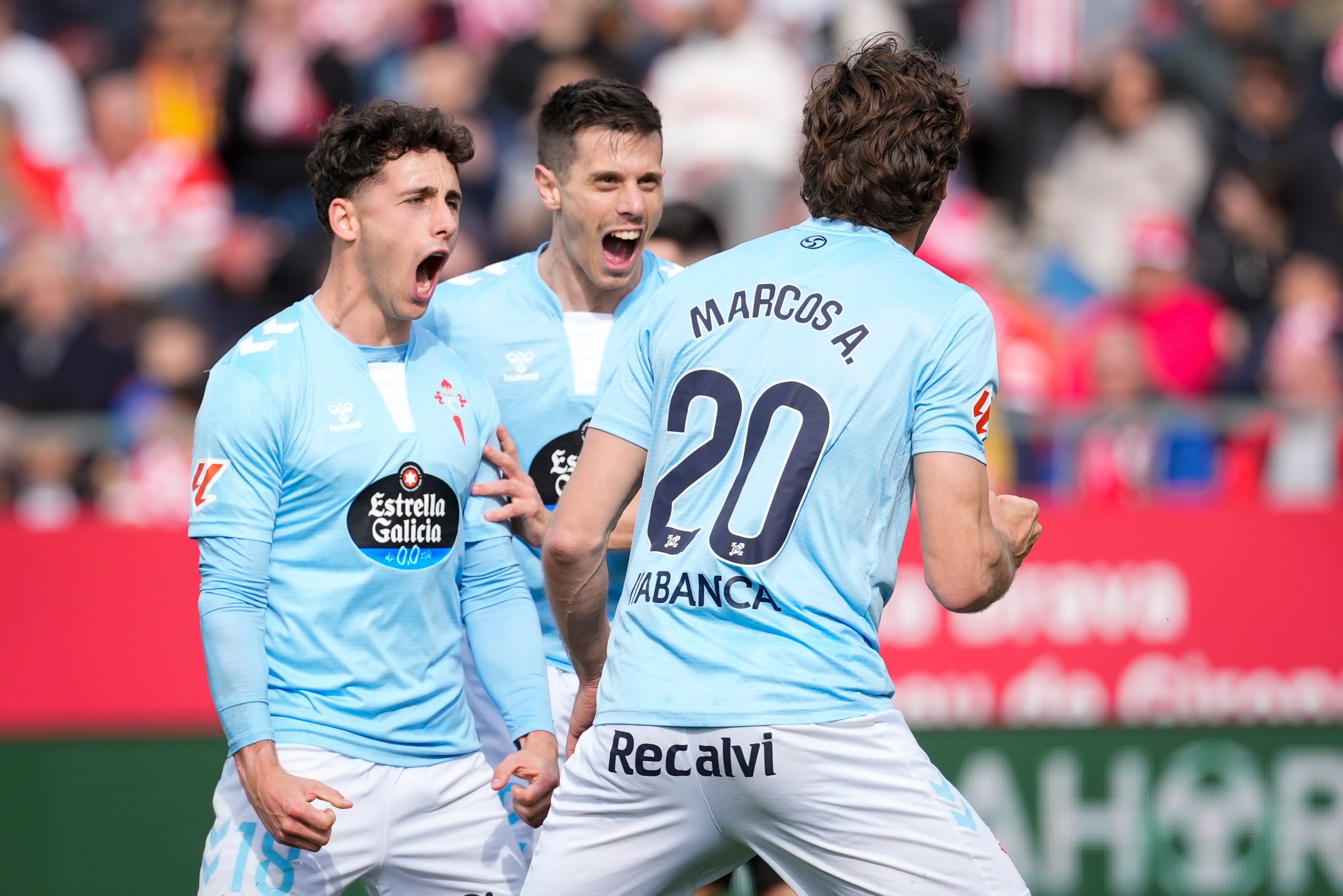 GIRONA, 01/03/2025.- El defensa del Celta Marcos Alonso celebra el segundo gol de su equipo ante el Girona (1-2) tras la consecución de un penalti, durante el encuentro que disputan en el estadio Montilivi este sábado, correspondiente a la jornada 26 de LaLiga. EFE/Siu Wu
