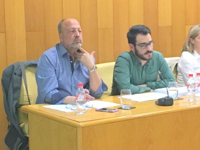 Paco García, al lado del Portavoz de Sí se Puede, Víctor Alarcón en el pleno donde aún era edil por esta formación