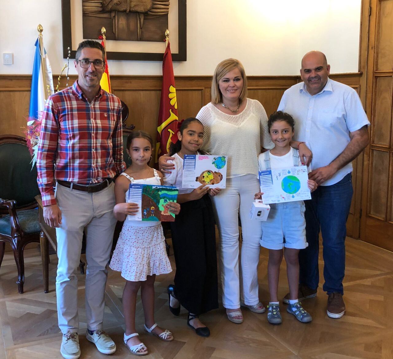 La alcaldesa, Digna Rivas, entrega los premios a las ganadoras