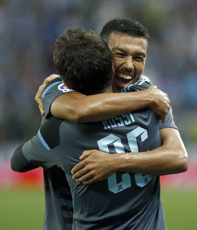 Los jugadores del Celta de Vigo, el delantero italiano Giuseppe Rossi (espaldas) y el defensa argentino, Gustavo Daniel Cabral, celebran el primer gol del equipo vigués, durante el encuentro correspondiente a la sexta jornada de liga en Primera División, 