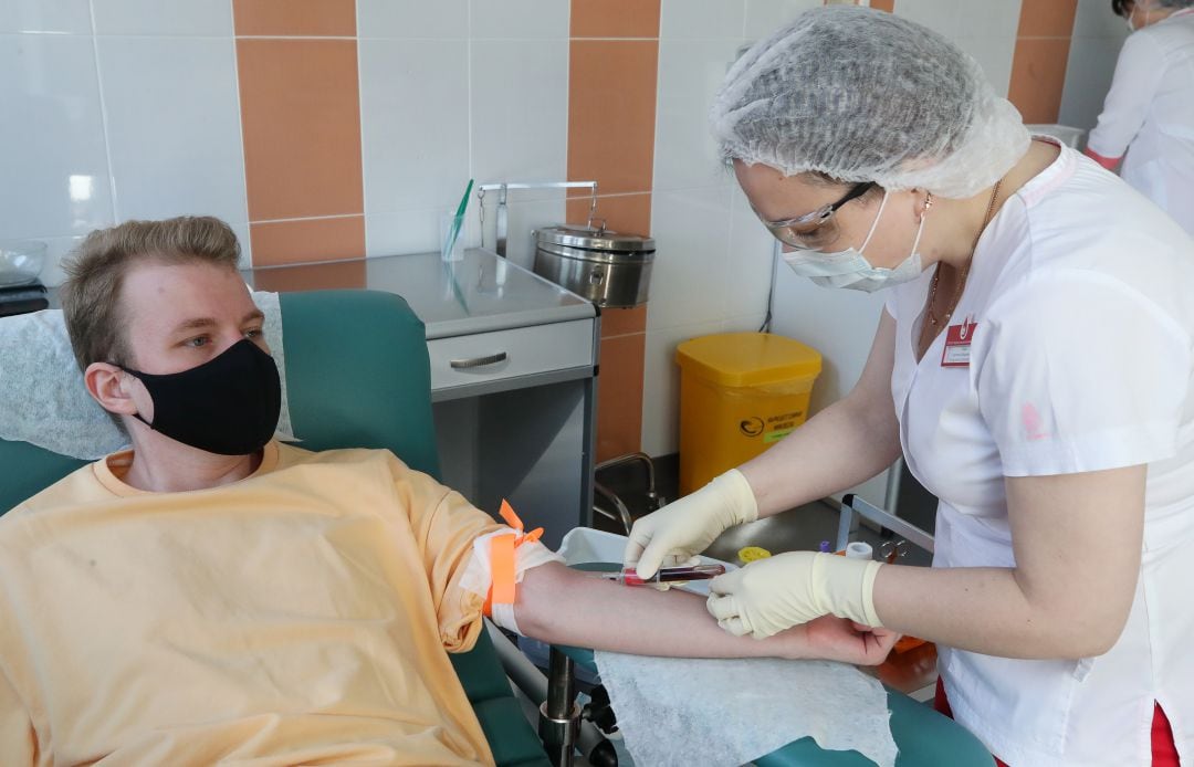 Los vacunados contra la COVID-19 pueden ser donantes de sangre sin problemas.