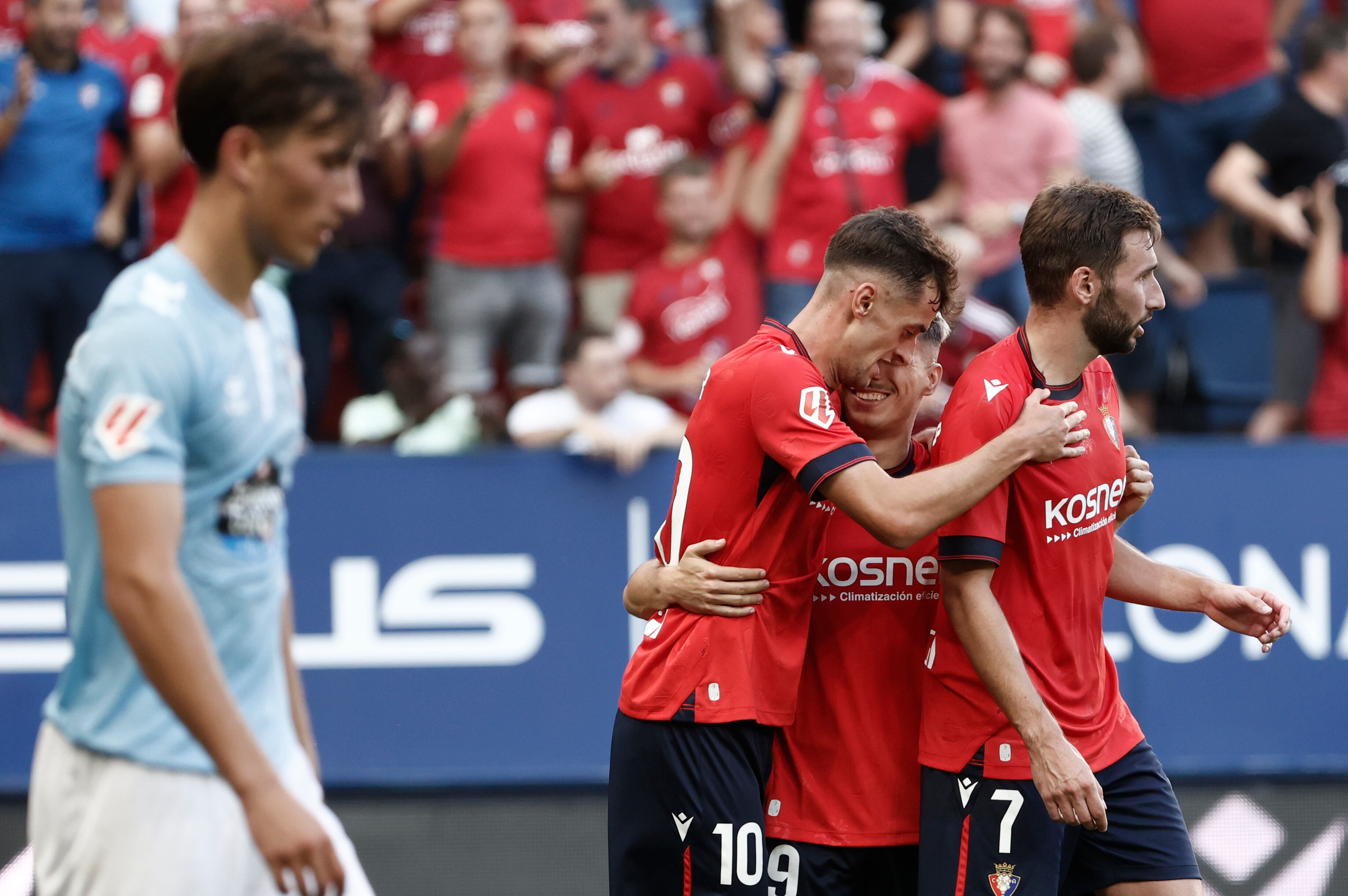 Los jugadores del Osasuna Aimar Oroz, Jon Moncayola y Bryan Zaragoza celebran el segundo gol de su equipo en el partido de LaLiga entre Osasuna y Celta en el estadio de El Sadar.