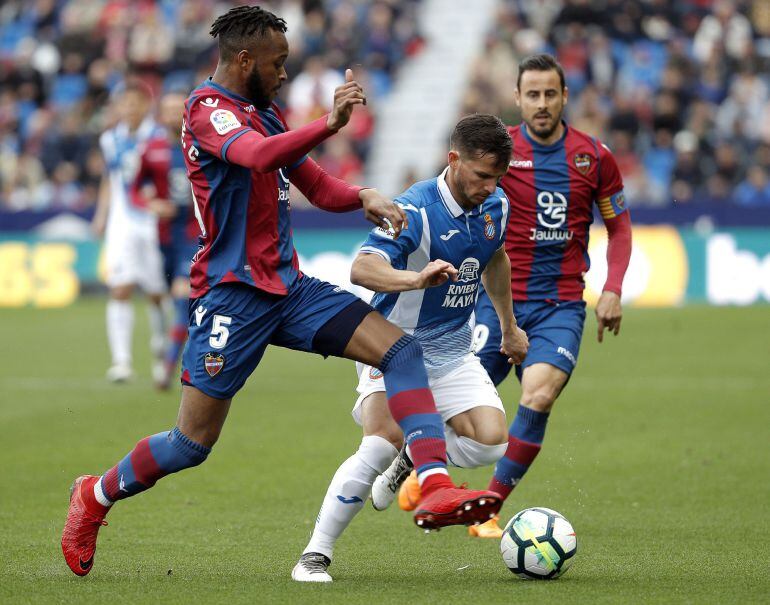 El jugador del RCD Espanyol, Piatti, disputa un balón con el jugador del Levante UD, Doukoure.