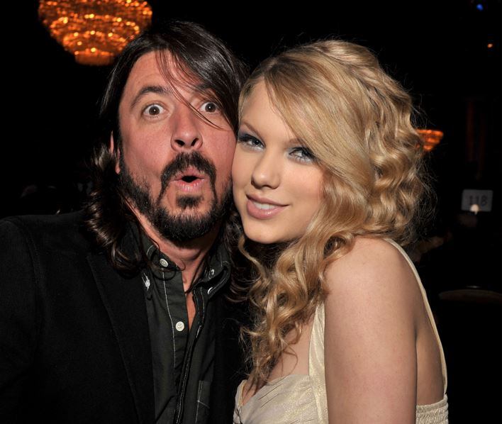 Dave Grohl y Taylor Swift en una fiesta pre Grammy en 2008