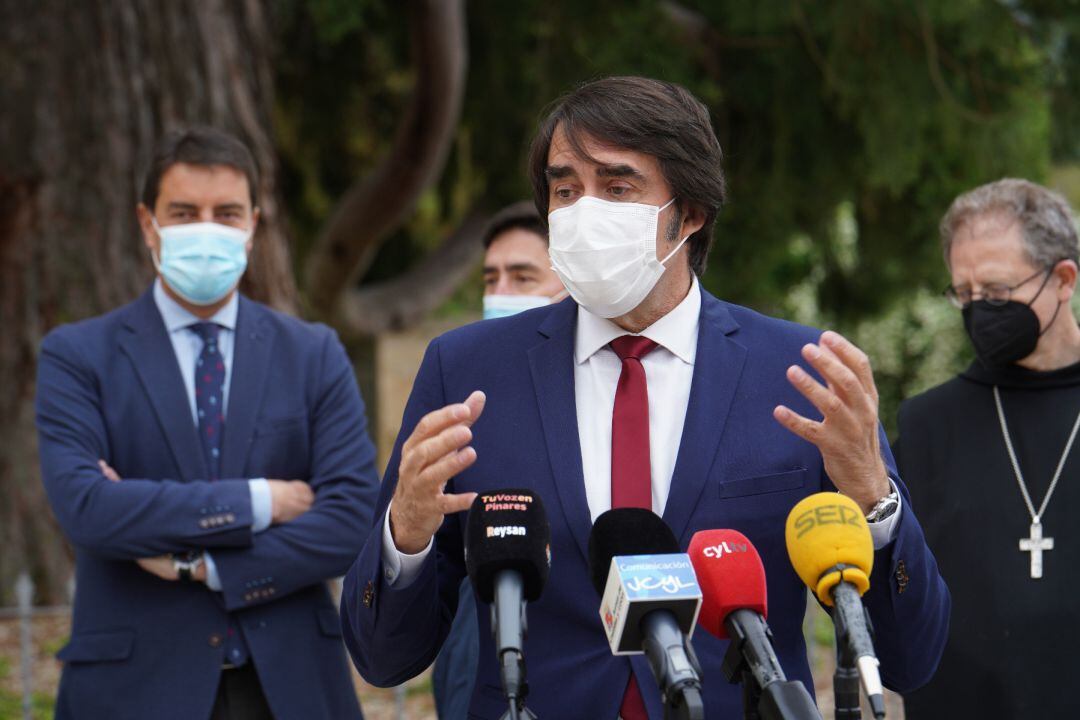 El Consejero de Fomento y Medio Ambiente, Juan Carlos Suárez-Quiñones, durante su comparecencia 