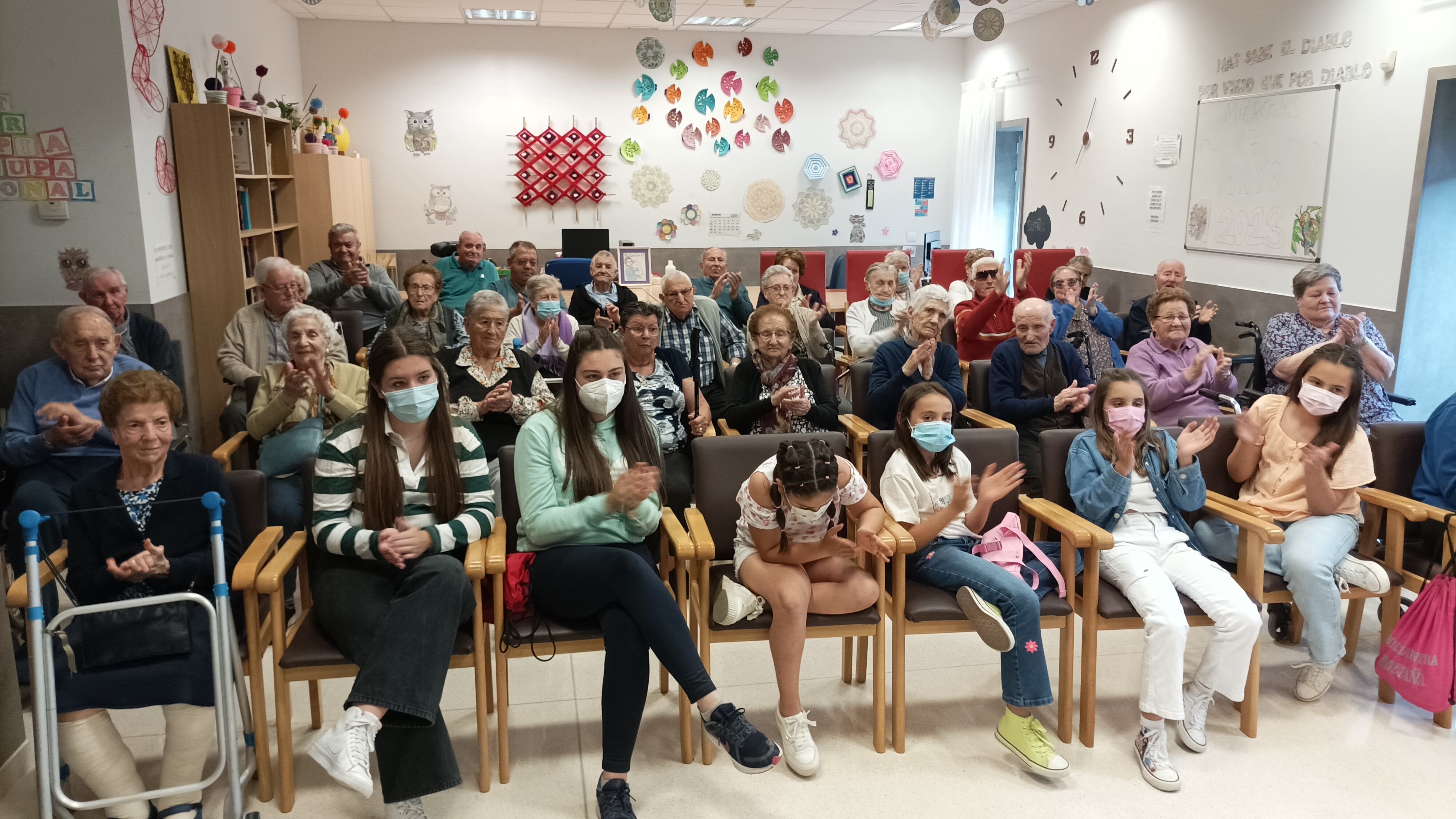 Mairalesas y residentes acudían como público al programa