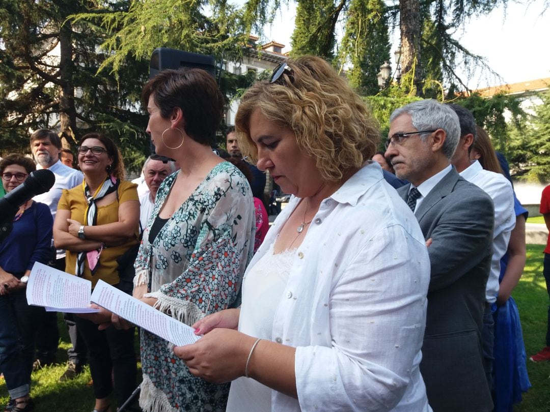 Concentración contra la violencia convocada por IU, donde Begoña Collado (IU Llanes, a la izquierda) y la alcaldesa de Riosa, Ana Díaz, han leído un manifiesto de repulsa.