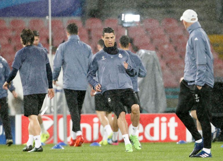 Cristiano, junto a sus compañeros en el entrenamiento en el campo de San Paolo