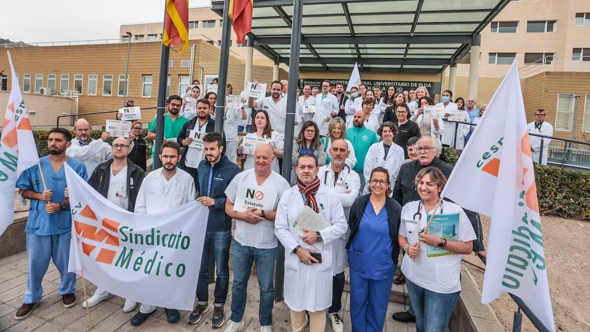 Imagen de archivo de una concentración de médicos a las puertas del Hospital de Elda