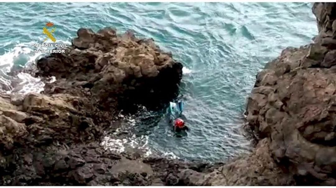 Se lanza al mar al ser indentificado por la Guardia Civil