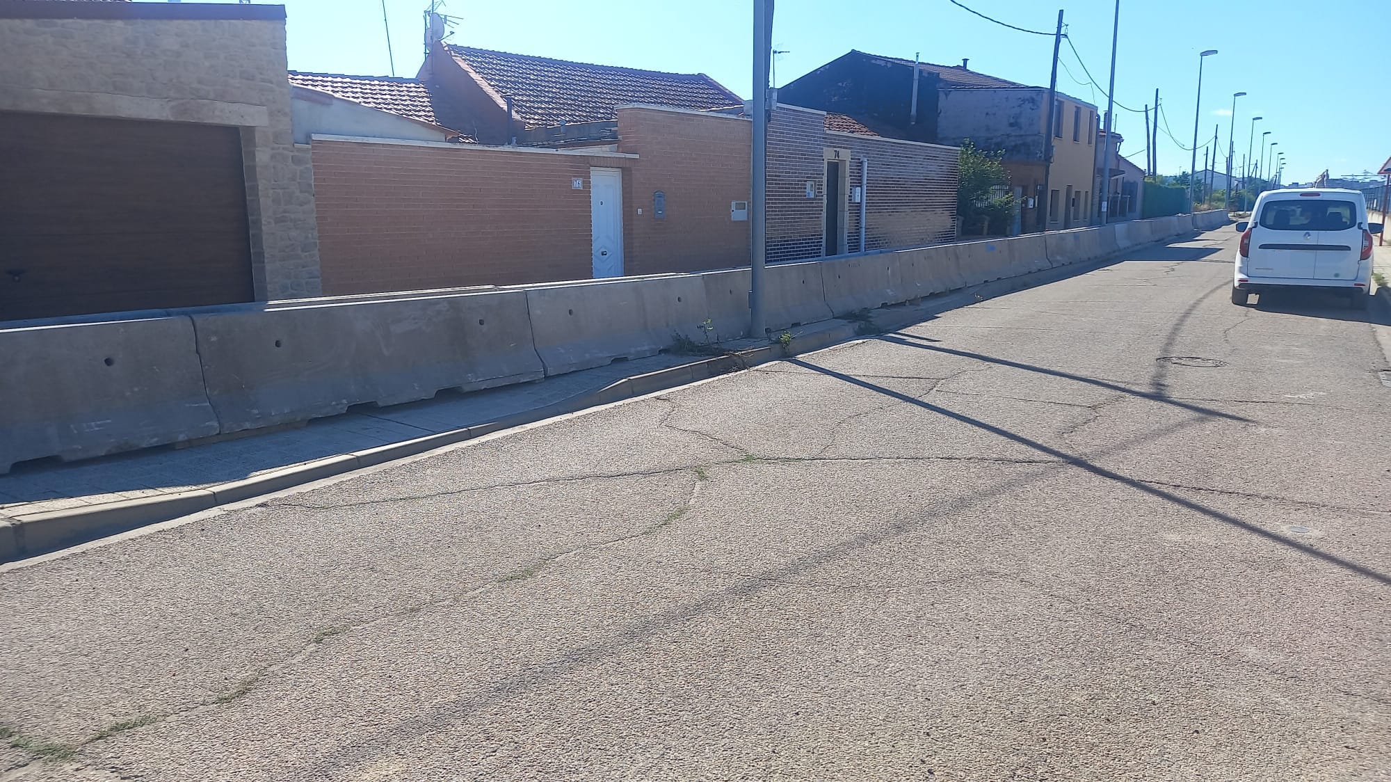 Muro de piedras que Adif ha colocado a la puerta de las casas del Camino Viejo de Husillos