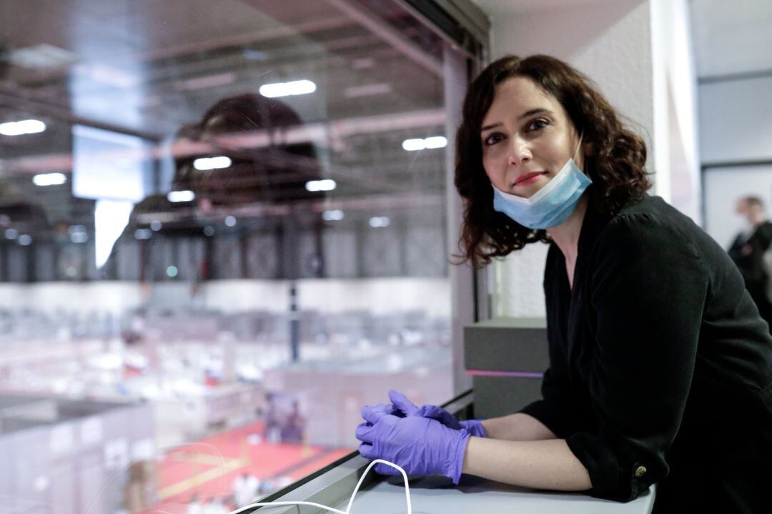 La presidenta de la Comunidad de Madrid, Isabel Díaz Ayuso, en el hospital de Ifema este domingo 12 de abril.