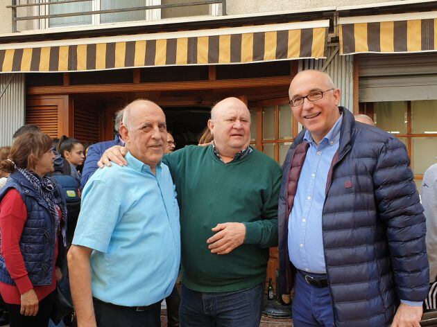 Basilio Flores (i) junto a un cliente y al alcalde de San Vicente, Jesús Villar