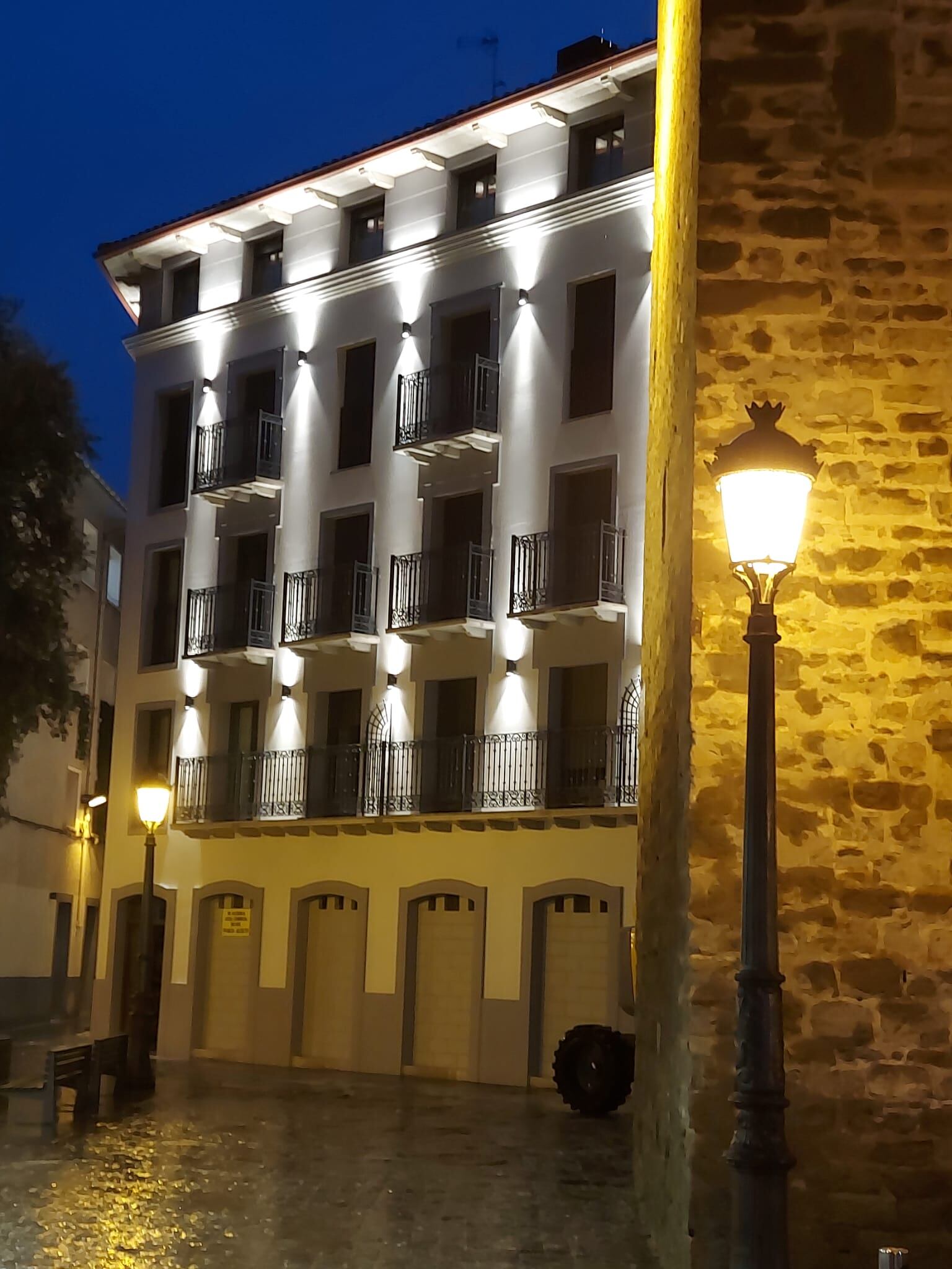 El edificio se ubica en el corazón del casco antiguo jaqués
