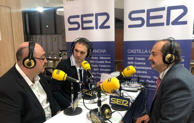 El gerente de la D.O. Mancha, Ángel Ortega (izquierda) y el vicepresidente de la Federación Regional de Hostelería (derecha)