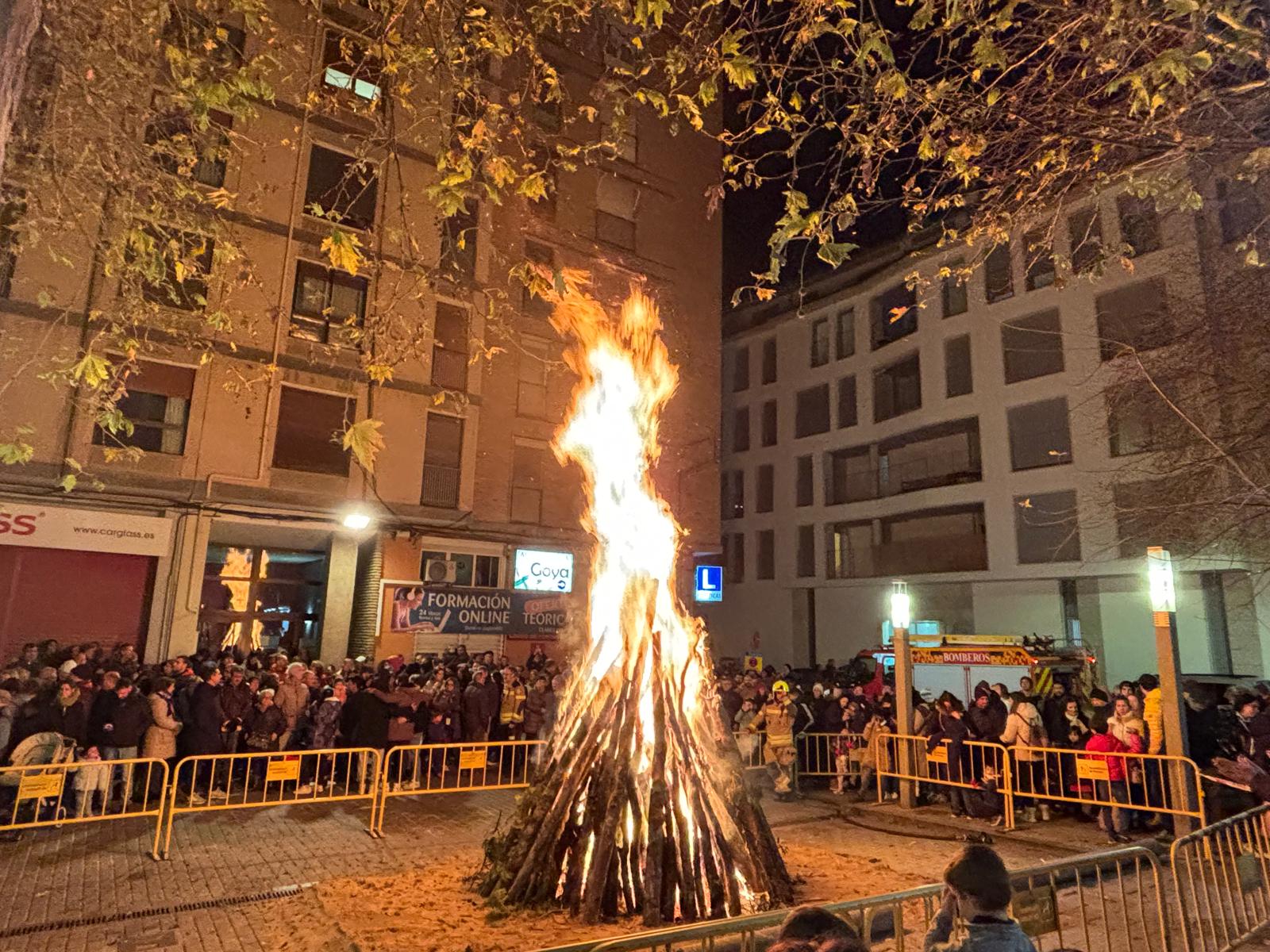 Muchos oscenses disfrutando dela hoguera de San Antón