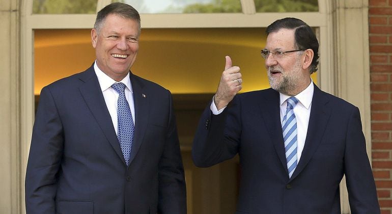 El presidente del Gobierno, Mariano Rajoy, ha recibido en el Palacio de la Moncloa al presidente de Rumanía, Klaus Werner Iohannis