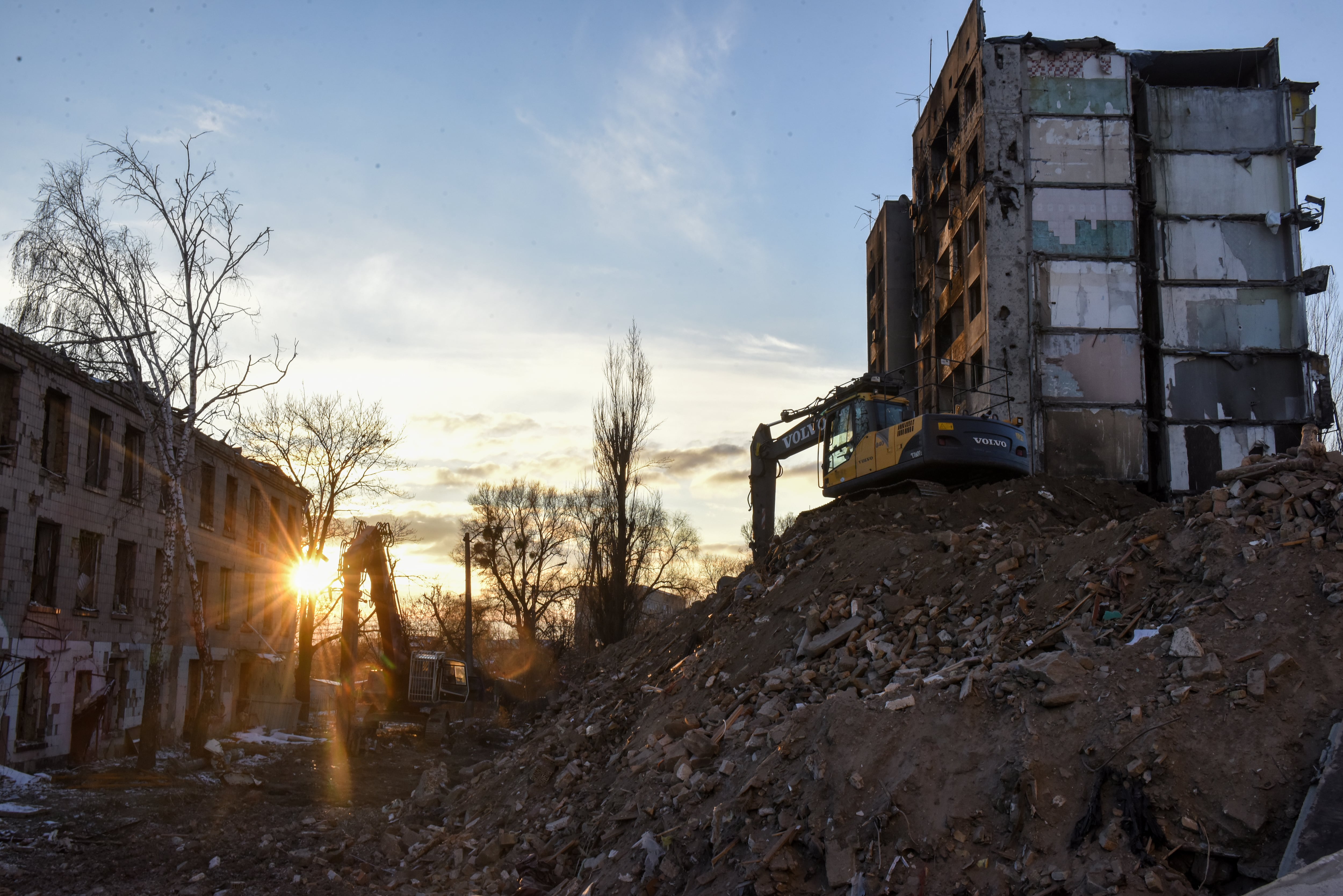 Unas máquinas retiran escombros de edificios destruidos en marzo en un bombardeo ruso en la localidad ucraniana de Borobyanka, cerca de Kiev.