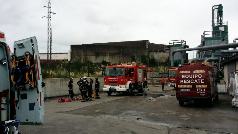 Labores de rescate del herido en el interior de la fábrica