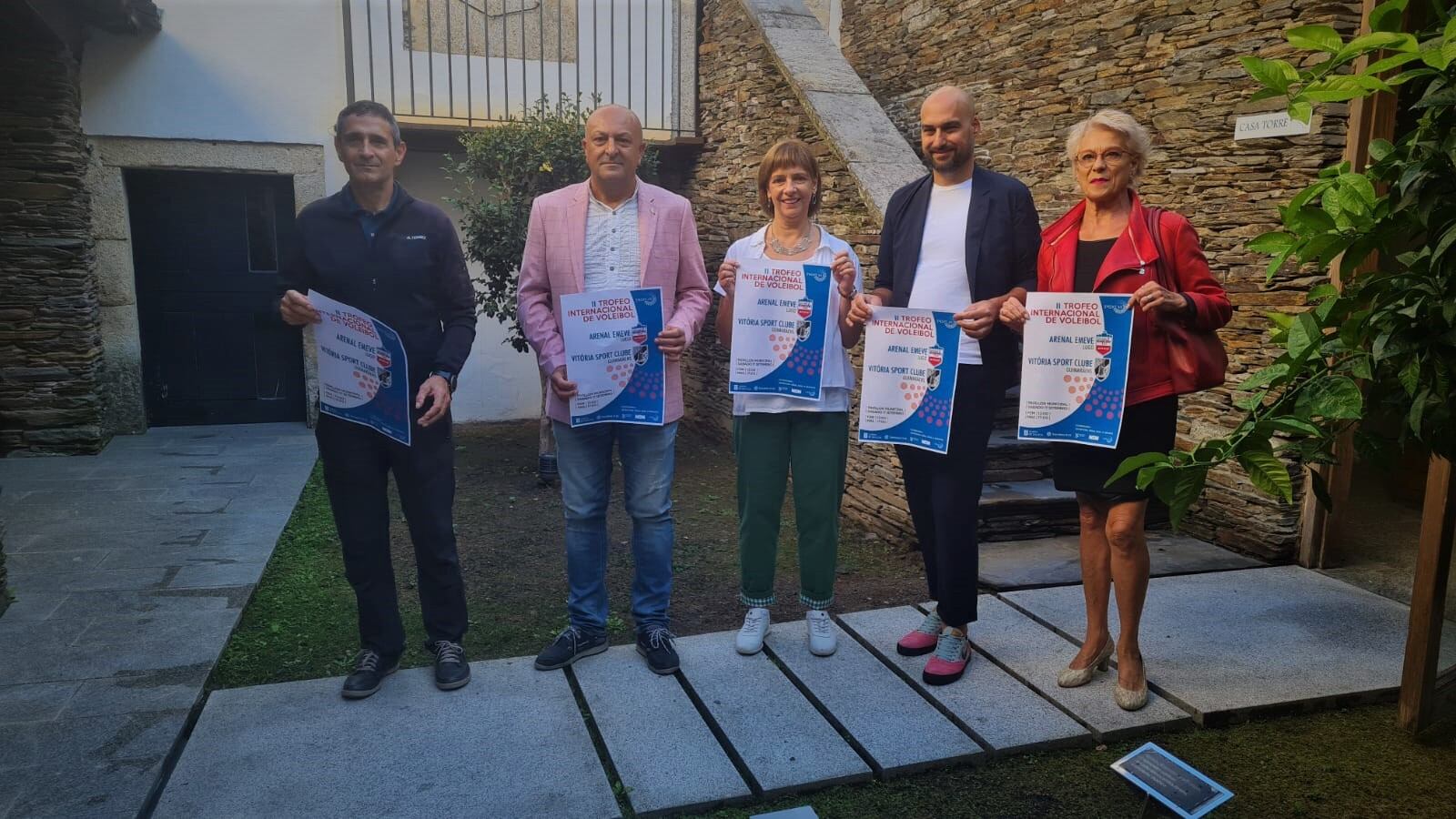 Bibi Bouza, presidenta de la entidad deportiva junto con los representantes de las instituciones colaboradoras