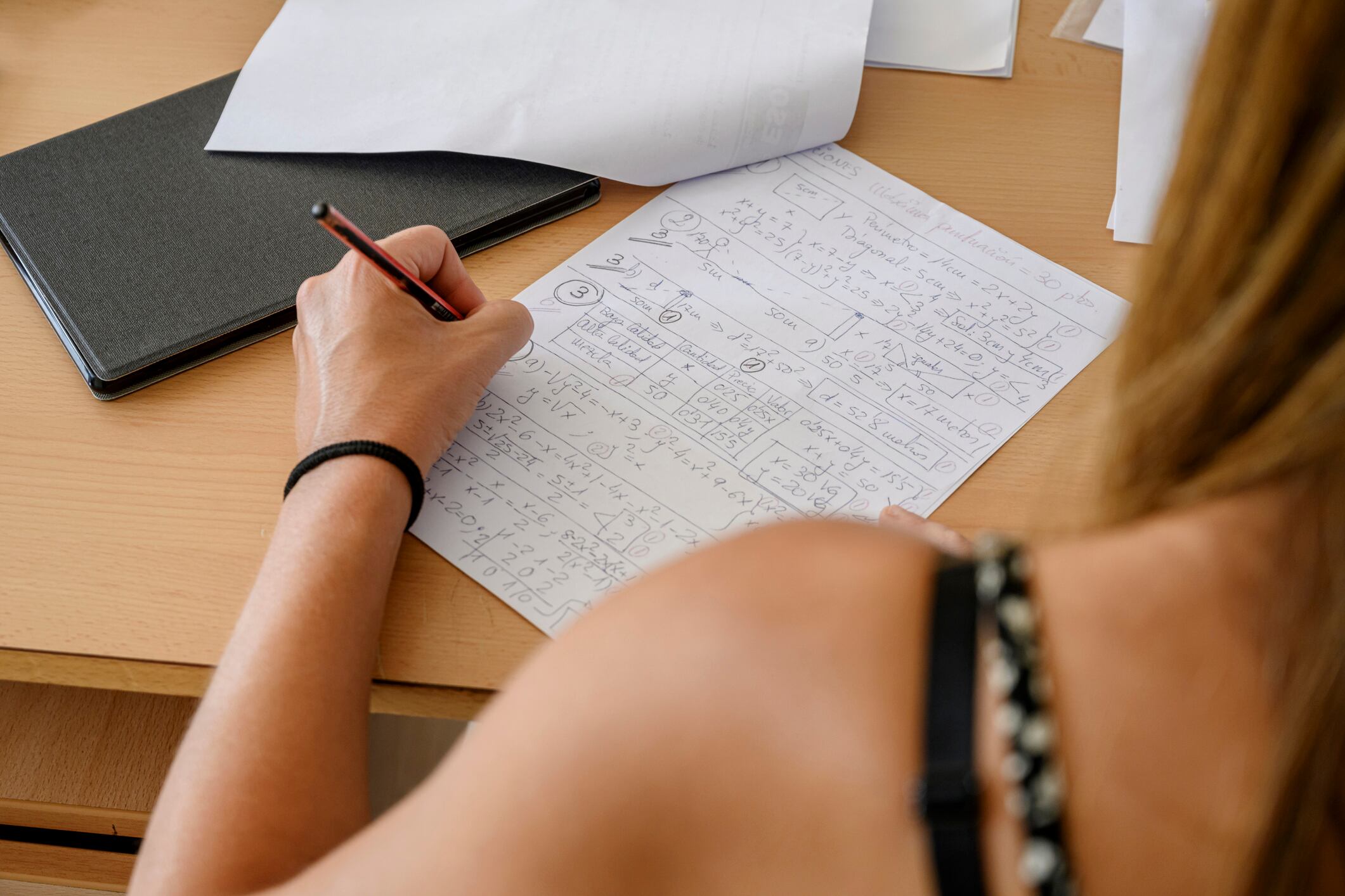 Una joven estudiando.