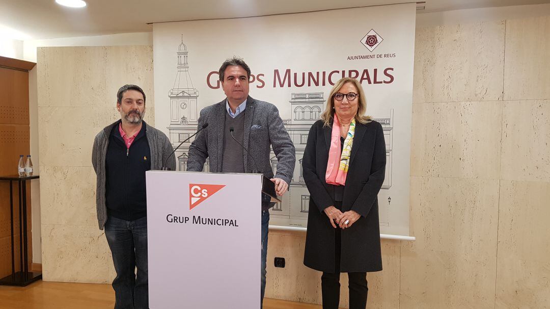 D&#039;esquerra a dreta, els regidors de Ciutadans Reus Guillermo Figueras, el portaveu Juan Carlos Sánchez i Pepa Labrador.