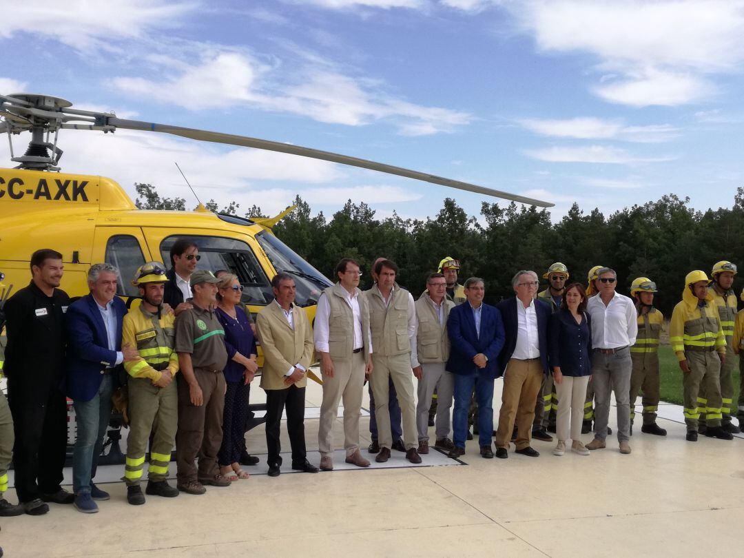 El presidente de la Junta, en el centro, posa junto al personal de la base de extinción de incendios Las Casillas