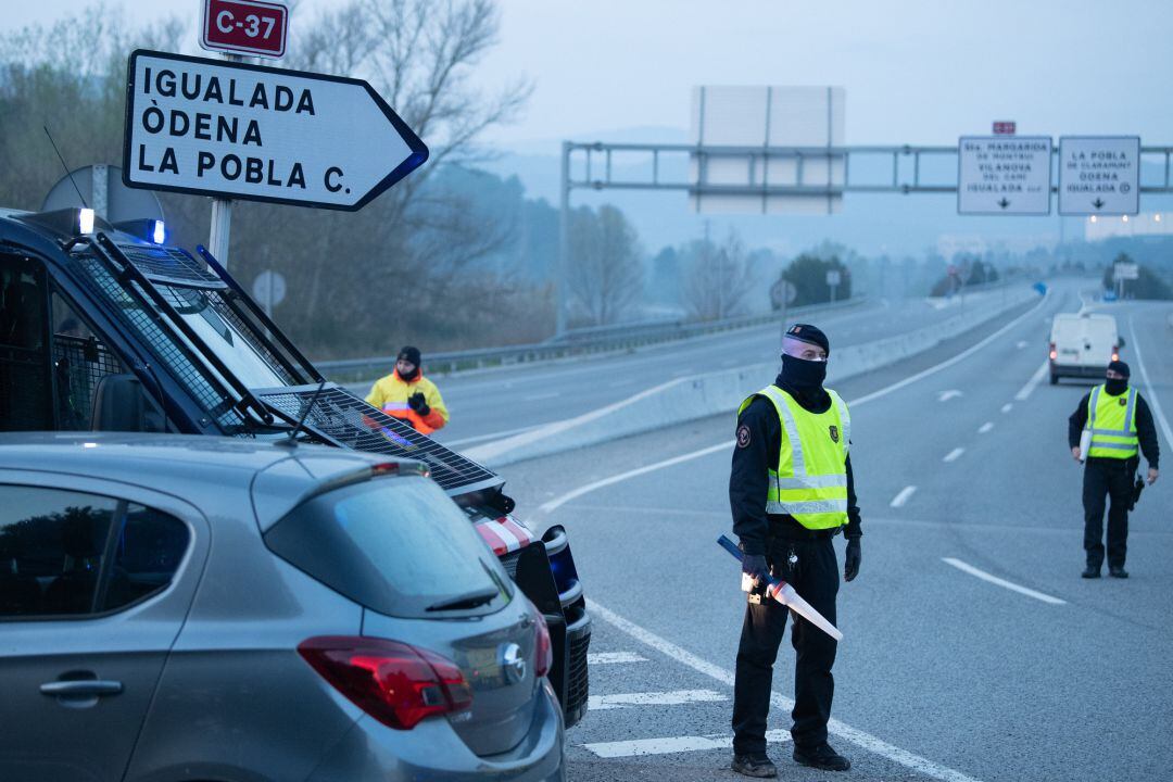 Agents dels Mossos d'Esquadra en un control a la zona confinada