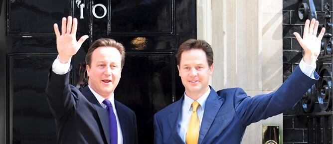 Cameron y Clegg, en el número 10 de Downing Street, en mayo de 2010