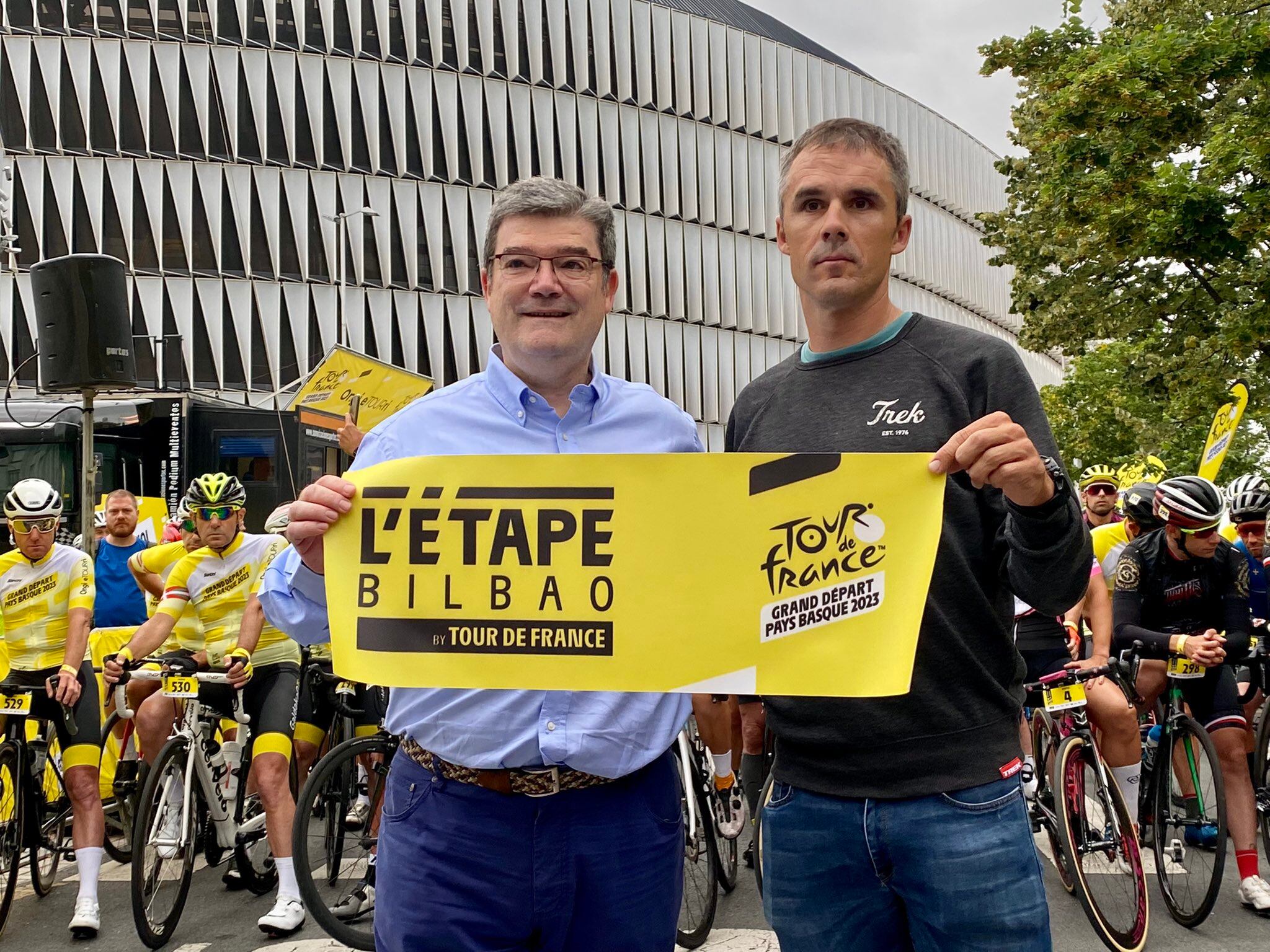 El alcalde de Bilbao, Juan Mari Aburto, y el exciclista, Markel Irizar, en el corte de cinta de la salida de la &#039;L&#039;Etape Bilbao by Tour de France&#039;