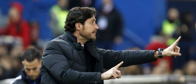 El entrenador del Depotivo de La Coruña Víctor Sánchez del Amo da instrucciones a sus jugadores