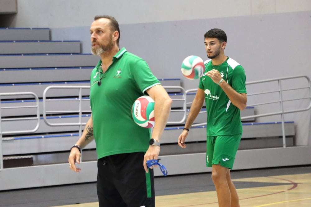 El entrenador en primer plano con una de las promesas del voleibol almeriense.