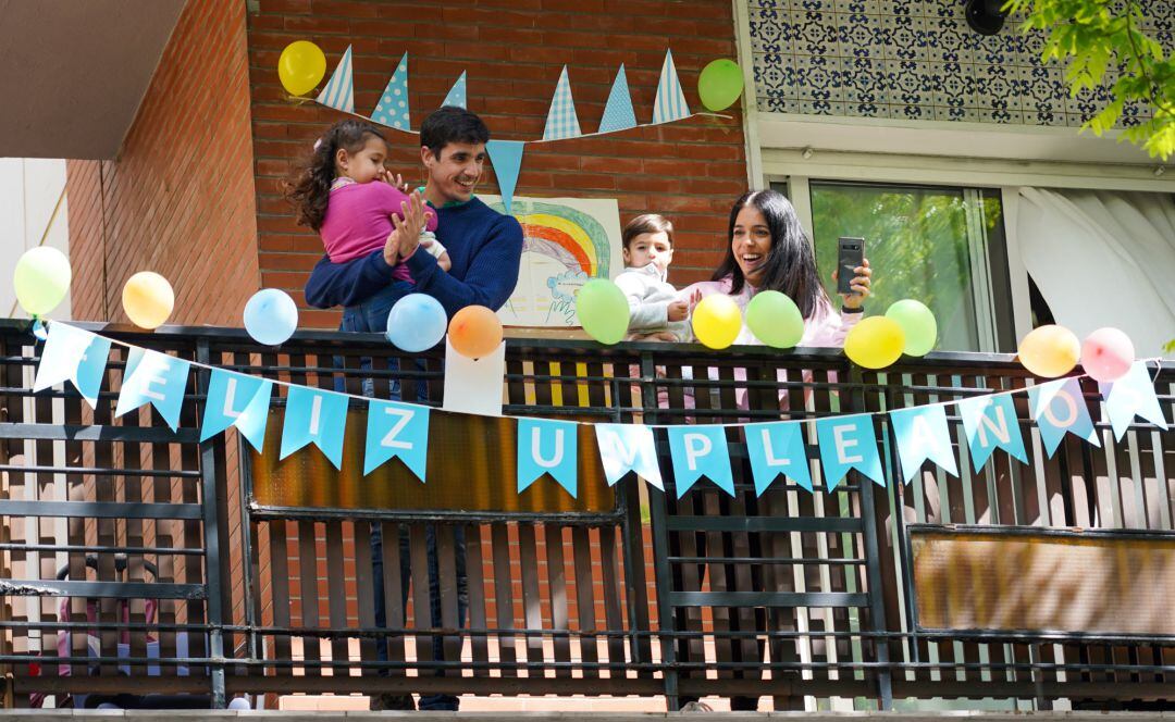 La familia del pequeño Manuel Núñez saluda desde la terraza la llegada de la Policía Municipal de Sevilla para que le felicite por su cumpleaños.