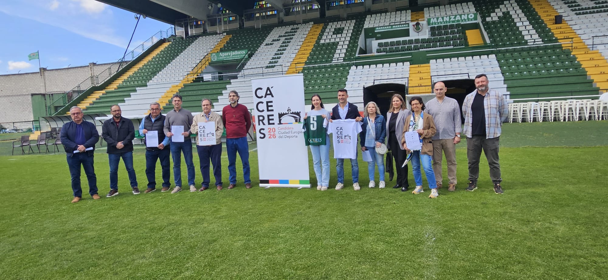 Presidentes de los diez clubes que se han adherido a la iniciativa para impulsar la candidatura de Cáceres a convertirse en Ciudad Europea del Deporte, en el estadio Príncipe Felipe