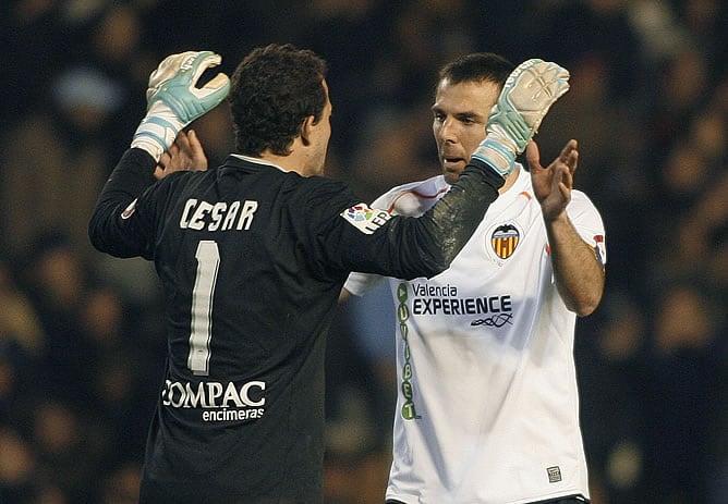 César y Marchena celebran el gol de Villa para su equipo