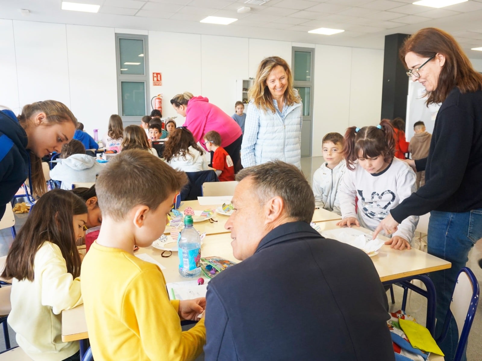 El Alcalde de Burriana, Jorge Monferrer Daudí, Beatriz Conejero, y la directora del centro, Desiree Martí visitan la &#039;Escola de Pascua&#039;