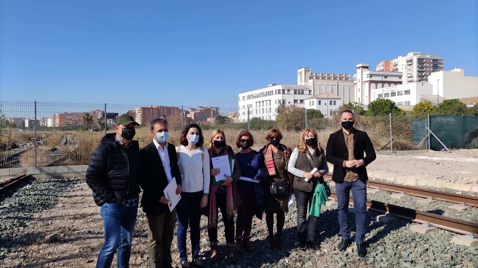 Miembros de Compromís y vecinos de la zona sur en los terrenos de Adif junto a Casa Mediterráneo