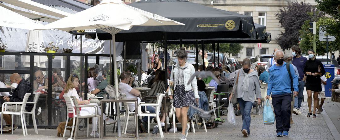 Archivo - Varias personas en la terraza de un bar, a 18 de septiembre de 2021, en A Coruña