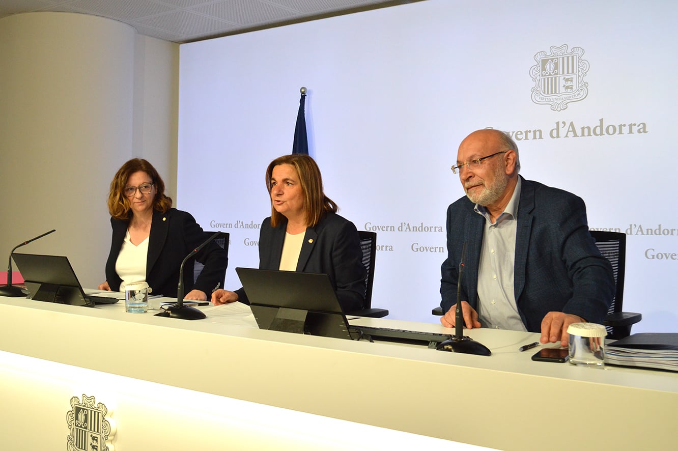 La secretària d'Estat d'Afers Socials, Ester Cervós; la ministra d'Afers Socials i Funció Pública, Trini Marín i el director del departament d'Afers Socials, Joan Carles Villaverde