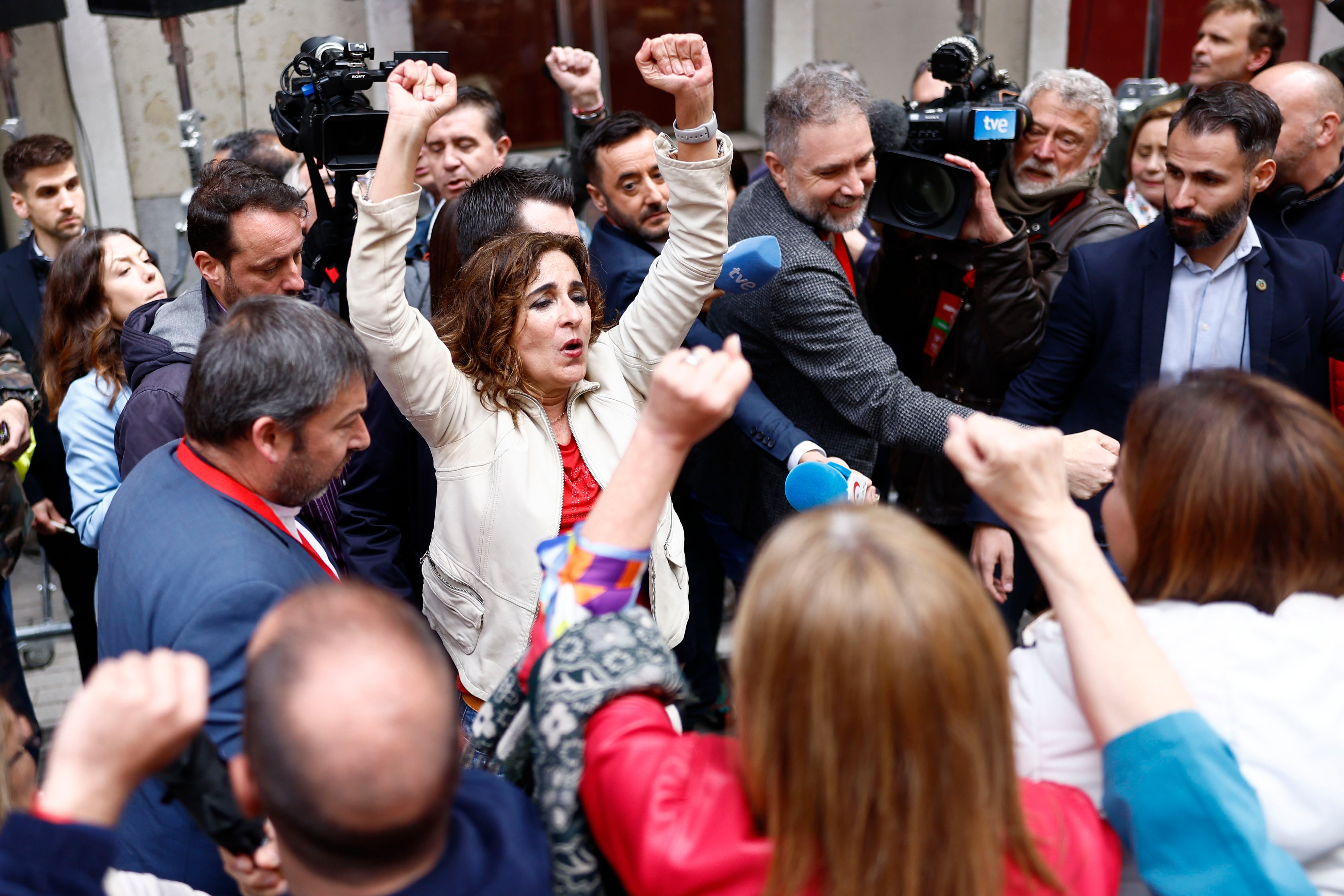 María Jesús Montero con gesto triunfal a su salida del Comité Federal del PSOE para unirse a las protestas en apoyo a Pedro Sánchez que han tenido lugar durante toda la mañana en la sede del partido, en la madrileña calle Ferraz.