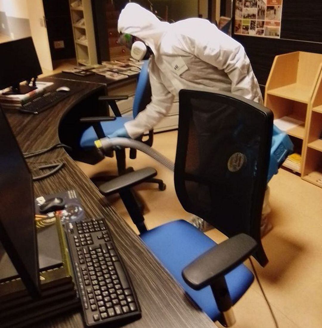 Tareas de desinfección del Ayuntamiento de Oliva