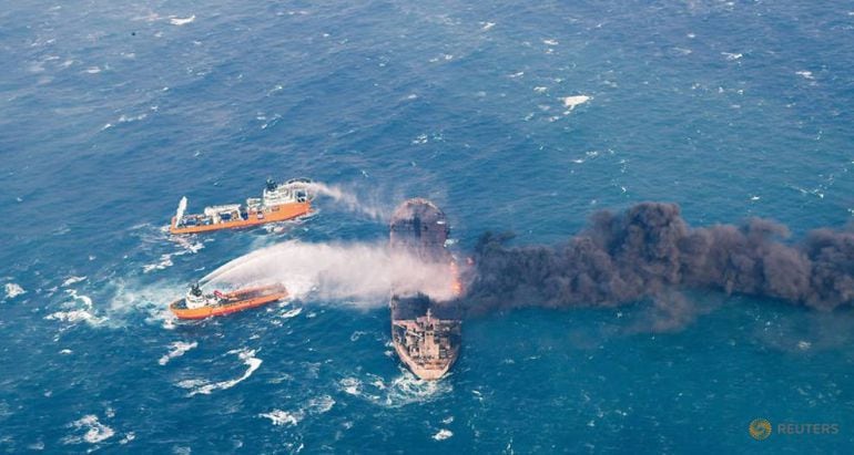 Dos barcos intentan apagar el fuego registrado en el petrolero iraní Sanchi tras chocar contra otra embarcación en el mar de China. 